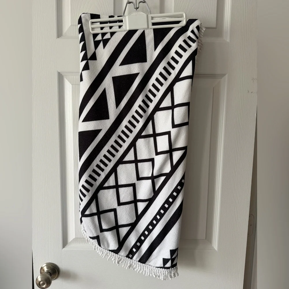 Geometric Round Beach Towel - Black & White Fringe
